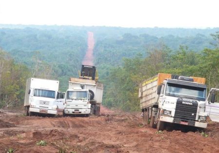 Caminhões atolados na rodovia BR 163, no Acre. Estrada não tem pavimentação e corta a floresta