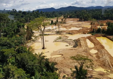 Paisagem desoladora resultado da ação de garimpeiros na Terra Indígena Apyterewa, em São Félix do Xingu (PA