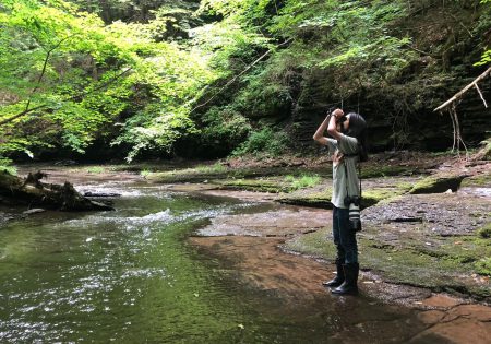 Estevão Santos observa aves com binóculo em margem de um riacho Foto: arquivo pessoal