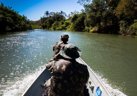 Policiais ambientais do Mato grosso em barco navegando em um rio