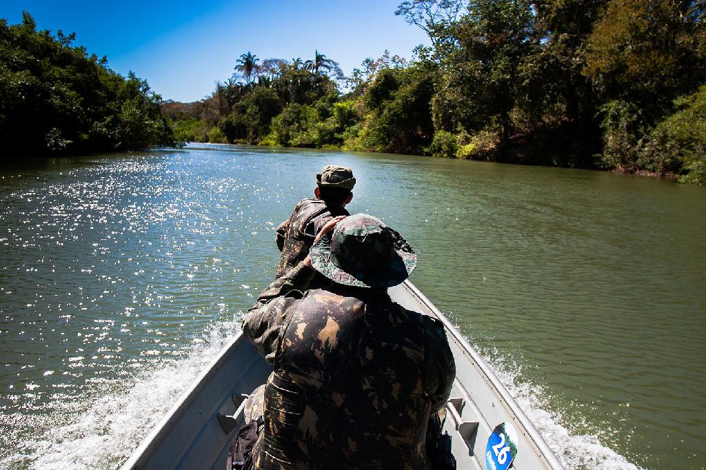 Policiais ambientais do Mato grosso em barco navegando em um rio