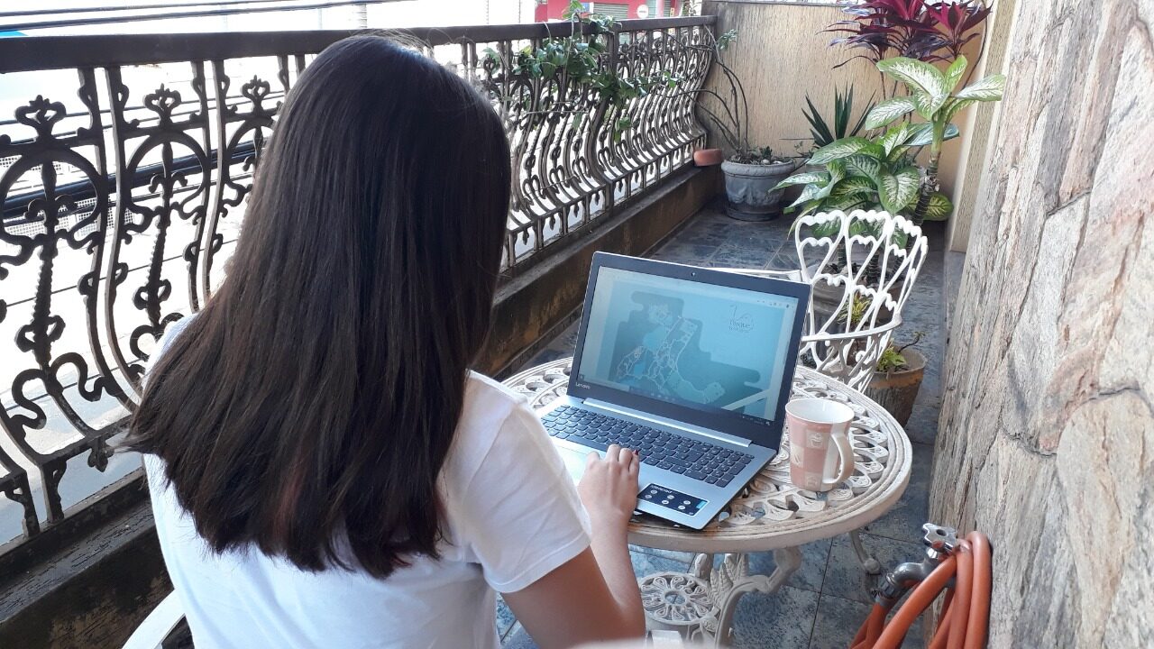 Andréia Nasser Figueiredo trabalhando em computador