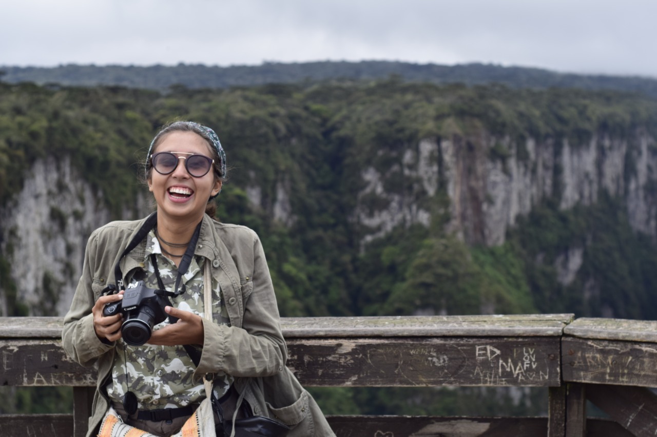 Gabriela com a máquina fotográfica