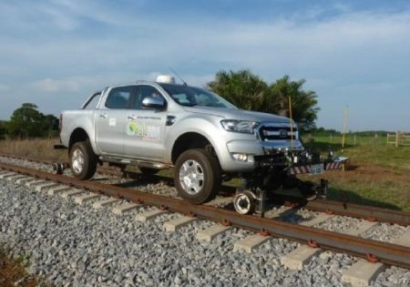 Caminhonete adaptada para circular sobre trilhos de trem