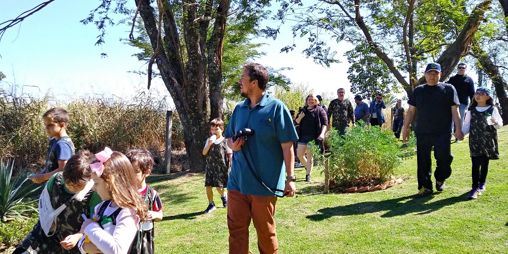 Jefferson com crianças em um gramado