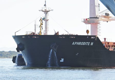 Navio despejando água de perto da âncora