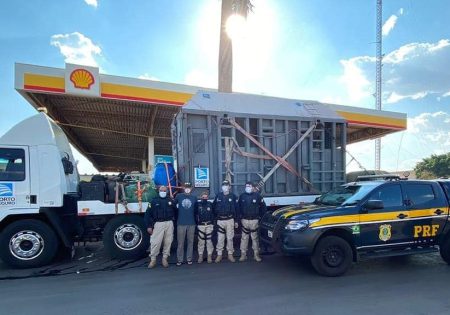 Policiais ao lado do caminhão que transportou a elefanta