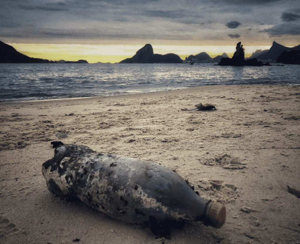 Garrafa plástica na praia