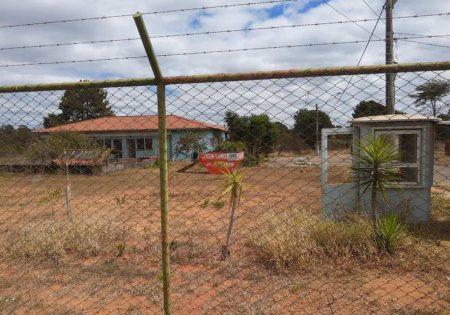 Casa do Cetas atrás de grade e guarita abandonada