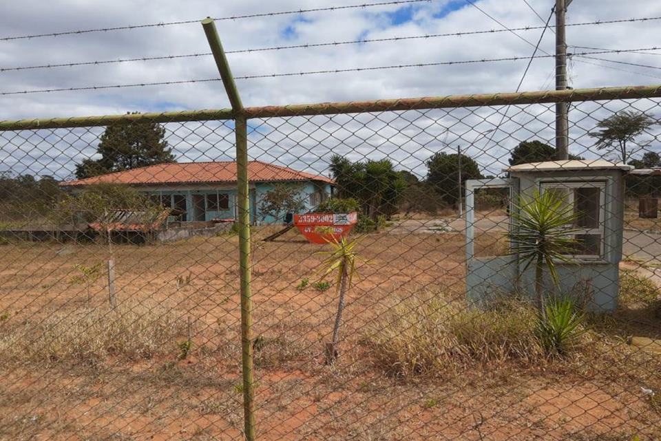 Casa do Cetas atrás de grade e guarita abandonada