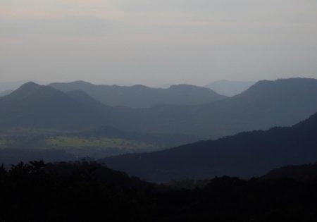 Imagem da silhueta de serras ao anoitecer