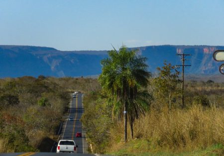 Estrada reta com serra ao fundo