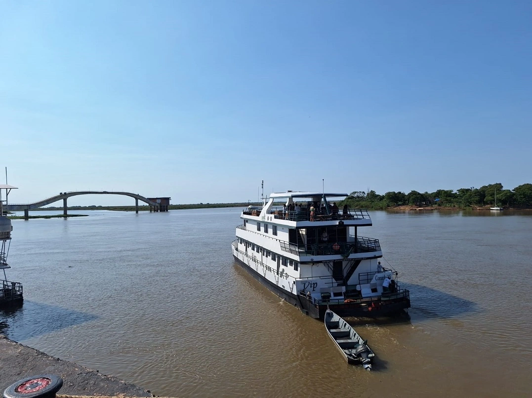 expedição de barco no rio paraguai
